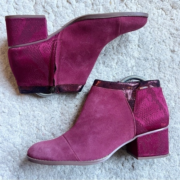 Toms: Women's Trendy Burgundy Lauren Python Suede Ankle Booties Size 8.5 - Picture 1 of 13